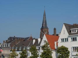 staden Maastricht vid floden Maas i Nederländerna foto