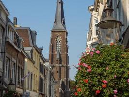 staden Maastricht vid floden Maas i Nederländerna foto