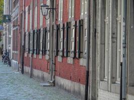 staden Maastricht vid floden Maas i Nederländerna foto