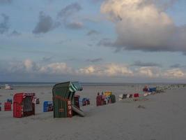 solnedgång på stranden i juist foto