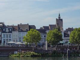 staden Maastricht vid floden Maas i Nederländerna foto