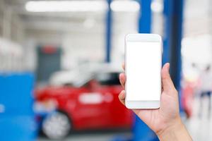 kvinna handhåll pekskärm mobil smart telefon med bil garage servicecenter foto