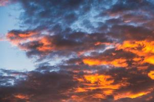 färgglada dramatiska cirrusmoln och himmel vid solnedgången foto