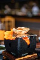 kani miso, ångat krabbkött i skal på kolspis i japansk restaurang foto