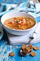 soppa med liten pasta, grönsaker och köttbitar foto