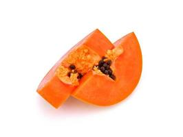 skär mogen papaya med frön på vit bakgrund foto