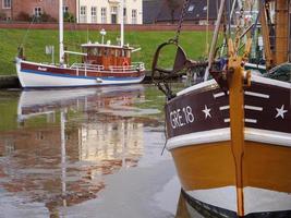 greetsiel vid den tyska nordsjökusten foto