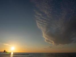 solnedgång på stranden ofzingst foto