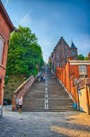 montagne de beuren trappa med röda tegelhus i liege, belg foto