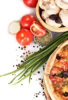 läcker pizza, grönsaker, kryddor och olja isolerad på vitt foto