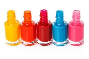 flaskor med ett färgglatt nagellack foto