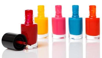 flaskor med ett färgglatt nagellack foto