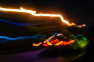 abstrakta rörelseljus av natttrafik i staden foto