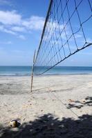 Strand volleyboll. volleyboll på sanden under solljus och blå himmel. foto