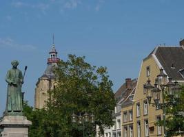 staden Maastricht vid floden Maas i Nederländerna foto