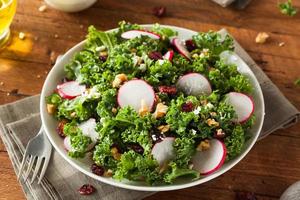 hälsosam rå grönkål och tranbärssallad foto