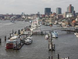 staden hamburg vid floden elbe foto