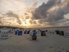 solnedgång på stranden i juist foto