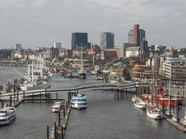 staden hamburg vid floden elbe foto