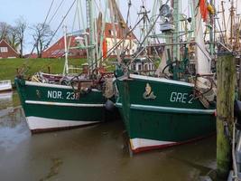 greetsiel vid den tyska nordsjökusten foto