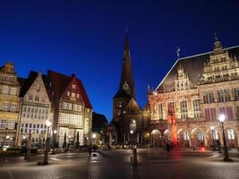 staden bremen på natten foto