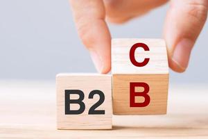 byt träkubblock för hand från b2c till b2b. e-handel, marknadsföring och strategikoncept foto