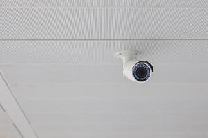 modern säkerhetskamera med kontors- eller husbakgrund, CCTV för att spela in och egendomsskydd för parkering foto