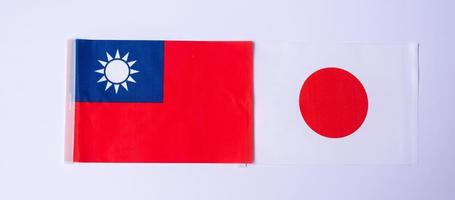 taiwan mot japans flaggor. vänskap, krig, konflikt, politik och relationskoncept foto