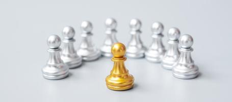 gyllene schackbrickor eller ledare affärsman sticker ut ur folkmassan av silvermän. ledarskap, företag, team, lagarbete och hantering av personalresurser foto