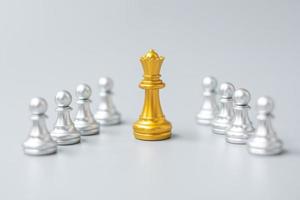 gyllene schack kung pjäser eller ledare affärsman sticker ut ur skaran människor av silver män. ledarskap, affärer, team, lagarbete och personalhanteringskoncept foto