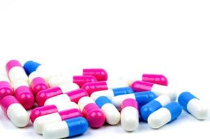 blå-vita och rosa-vita antibiotika kapsel piller på vit bakgrund. receptbelagda mediciner. läkemedelsindustri. apoteksprodukter. foto