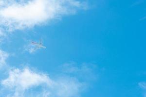 flygplan på blå himmel och vita moln. kommersiella flygbolag som flyger på blå himmel. resa flyg för semester. flygtransporter. resa på semester med flyg. foto