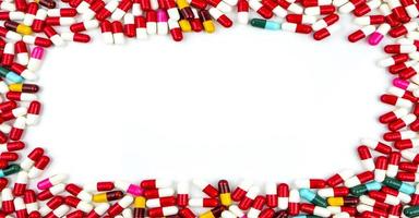 färgglada av antibiotika kapsel piller rektangel ram på vit bakgrund med kopia utrymme. läkemedelsresistens koncept. antibiotikadroganvändning med rimligt och globalt hälsokoncept. foto