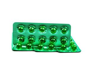 gröna runda mjuka kapselpiller isolerad på vit bakgrund med kopia utrymme. ayurvedisk medicin mot matsmältningsbesvär, gaser och surhet. örtmedicin gjord av menthaolja och grönmyntsolja från Indien foto