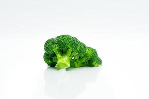 grön broccoli brassica oleracea. grönsaker naturlig källa till betakaroten, vitamin c, vitamin k, fiber mat, folat. färsk broccoli kål isolerad på vit bakgrund. foto