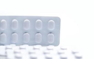 makro skott detalj av tabletter piller i vit blisterförpackning för ljus motståndsförpackning isolerad på vit bakgrund. medicin för behandling ncds. äldre människors sjukdom. foto