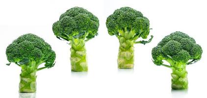 uppsättning grön broccoli brassica oleracea. grönsaker naturlig källa till betakaroten, vitamin c, vitamin k, fiber mat, folat. färsk broccoli kål isolerad på vit bakgrund. foto