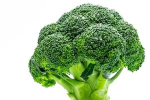 makro skott detalj av grön broccoli brassica oleracea. grönsaker naturlig källa till betakaroten, vitamin c, vitamin k, fiber mat, folat. färsk broccoli kål isolerad på vit bakgrund. foto