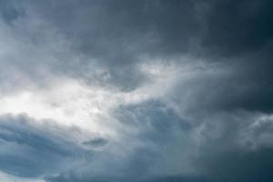 mörk dramatisk himmel och moln. bakgrund för död och sorgligt koncept. grå himmel och fluffiga vita moln. åska och storm himmel. ledsen och lynnig himmel. natur bakgrund. död abstrakt bakgrund. molnlandskap. foto