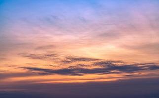 dramatisk solnedgångshimmel. romantisk himmel. färgglad solnedgång. konstbild av himlen vid solnedgången. solnedgångshimmel och moln för inspirationsbakgrund. natur bakgrund. lugnt och lugnt koncept. skönheten i naturen. foto