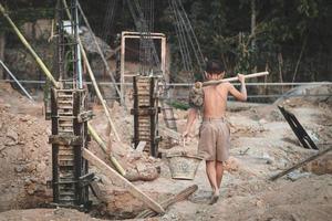 fattiga barn på byggarbetsplatsen tvingades arbeta. koncept mot barnarbete. förtryck eller hot mot tvångsarbete bland barn. människohandel. foto