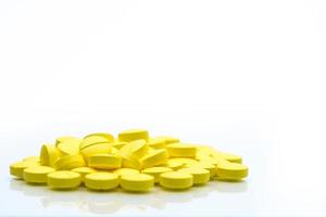 gula tabletter piller isolerad på vit bakgrund med kopia utrymme. hög med medicin. smärtstillande tabletter piller. foto