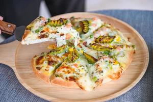 pizza avokado, hemlagad pizza italiensk är lagad traditionell mat, pizza ost på tallrik foto