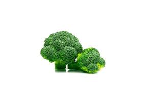 grön broccoli brassica oleracea. grönsaker naturlig källa till betakaroten, vitamin c, vitamin k, fiber mat, folat. färsk broccoli kål isolerad på vit bakgrund med kopia utrymme. foto