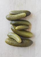 pickle gurka på träplattan foto