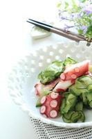japansk mat, kokt bläckfisk och gurka