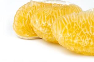 pomelo fruktkött utan frön isolerad på vit bakgrund. thailand pomelo frukt. naturlig källa till vitamin c och kalium. hälsosam mat för att bromsa åldrandet. mat läkemedelsinteraktioner. citrusfrukt. foto