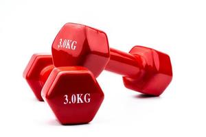 två röda hantlar isolerad på vit bakgrund med kopia utrymme för text. 3,0 kg hantel. styrketräningsutrustning. bodybuilding träningstillbehör. hälsosam livsstil koncept. foto