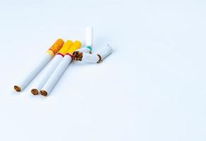 hög med trasig cigarett isolerad på vit bakgrund med kopia utrymme för text. sluta röka koncept. 31 maj världsdagen för tobaksfri. rökavvänjning. sluta röka cigaretter koncept. foto