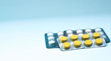 anthelmintiska tabletter piller i blisterförpackningar på vit bakgrund med kopia utrymme. läkemedelsindustrin koncept. uppsättning anthelmintiska tabletter piller niklosamid med fenolftalein och albendazol foto